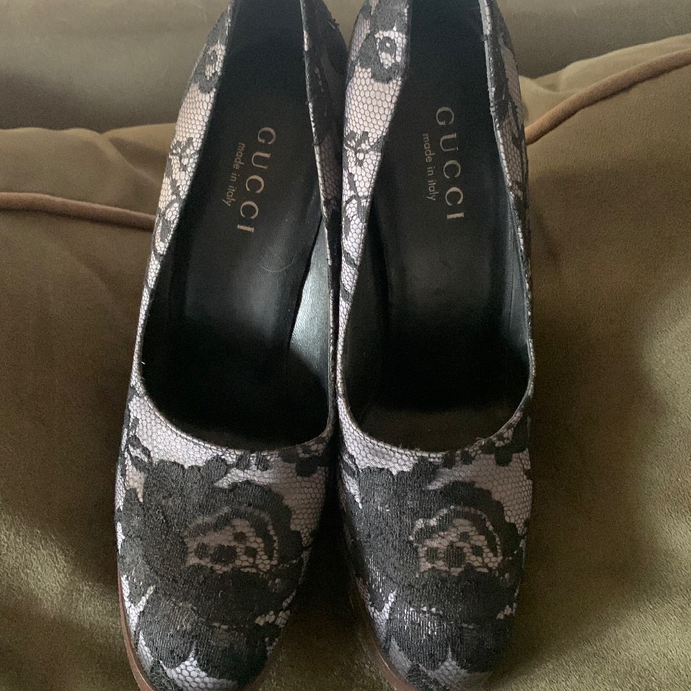 Gucci lace embossed shoes